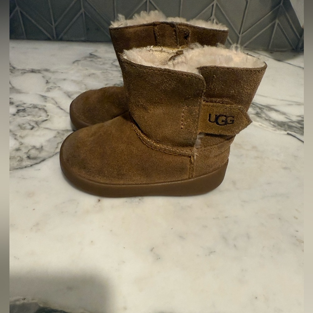 $13 ADD ON Ugg boots size 4c 5c c5 c4‎ mid shearling uggs